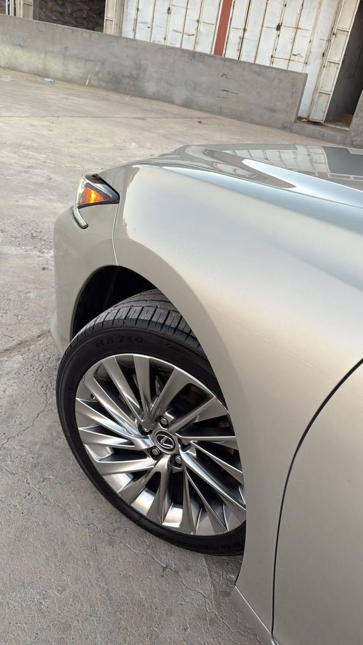 السلام عليكم
للبيع : لگزس es300h 
موديل 2022 
مواصفات الترا لاگجري اعلى شي 
داتاشو/ تشغيل عن بعد /5 بردات /5 كامرات / جنطة كهرباء / ماوس / خزن ميموري / تبريد وتدفئة مقاعد + تدفئة ستيرن 

صور الضرر + مرفقه بلمنشور +بيهه بارد بالجاملغ الخلفي 
مكان السياره  بغداد 
سعر السياره : 270 وبيه مجال 
رقم الهاتف: ***********
