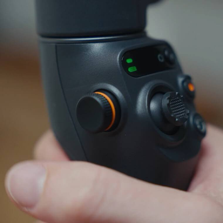 Dji osmo mobile 6
السعر 110 الف 
جهاز اوزمو موبايل للتصوير من ماركة DJI، يوفر استقرارًا عاليًا للكاميرا وتسجيل فيديو سلس، مع ميزات ذكية، إطلاق تلقائي سريع وإمكانية التمديد لتصوير ذاتي ممتاز.
جهاز اوزمو موبايل للتصوير من ماركة دي جي اي،

المميزات:

- تثبيت بثلاثة محاور – يوفر لقطات سلسة وخالية من الاهتزاز.
- عصا تمديد مدمجة – تساعد في التقاط زوايا ديناميكية وصور جماعية بسهولة.
- ميزة التشغيل السريع – تعمل تلقائيًا عند فتحها لتوفير وقت التصوير.
- عجلة جانبية للتحكم – تتيح ضبط الزوم والتركيز بدقة.
- تقنية ActiveTrack 5.0 – تحسّن تتبع الهدف للحفاظ على التركيز والإطار الصحيح.
- تصميم خفيف الوزن ومضغوط – يزن حوالي 309 جرام، مما يجعله سهل الحمل.
- مشبك مغناطيسي للهاتف – يتيح التثبيت السريع والمريح.
- وضعيات تصوير إبداعية – تشمل الفاصل الزمني (Timelapse)، التصوير السريع (Hyperlapse)، البانوراما، والتحكم بالإيماءات.
- مدة التشغيل: تصل إلى 6.4 ساعات عند الشحن الكامل


**إذا كنت صاحب هذا الإعلان وتريد حذفه لأي سبب، رجاءا أرسل رسالة إلى الدعم الفني**