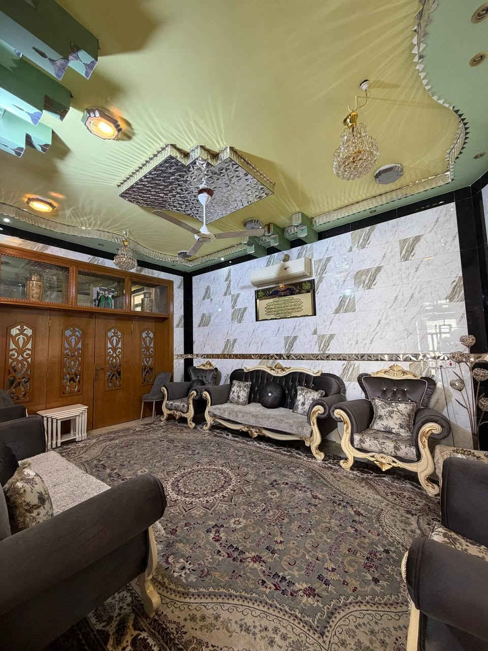 بيت للبيع في حي الأسرة 
المساحة: 200 متر
سنة البناء: 2017
طابقين 

مكتب العقاريون 
للأستفسار: ***********
