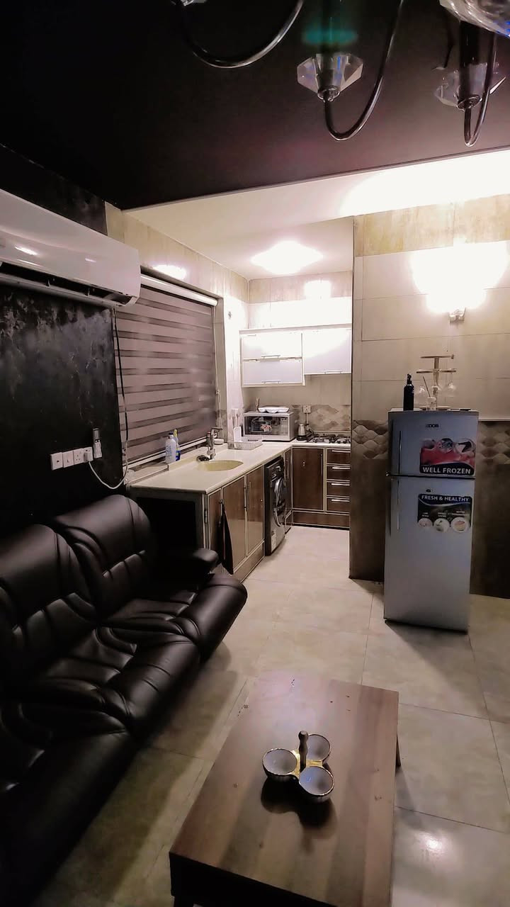 السلام عليكم متوفر شقق للايجار مؤثثه يومي باسبوعي وشهري كهرباء 24 ساعه حارس موجود مصعد موجود اي شيء متوفر بداخل العماره عنوان كراده داخل قرب جباره شربت استفسار على هذا الرقم ***********
