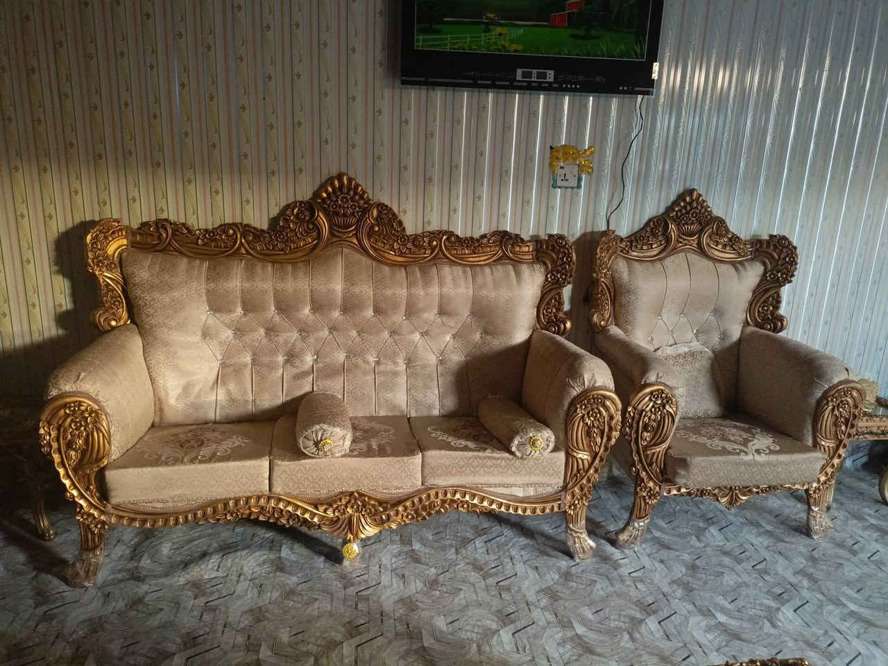 طخم قنفات مع طبلات نضيف 10 مقاعد سعر 600 بي مجال للاستفسار الاتصال على الرقم ***********
