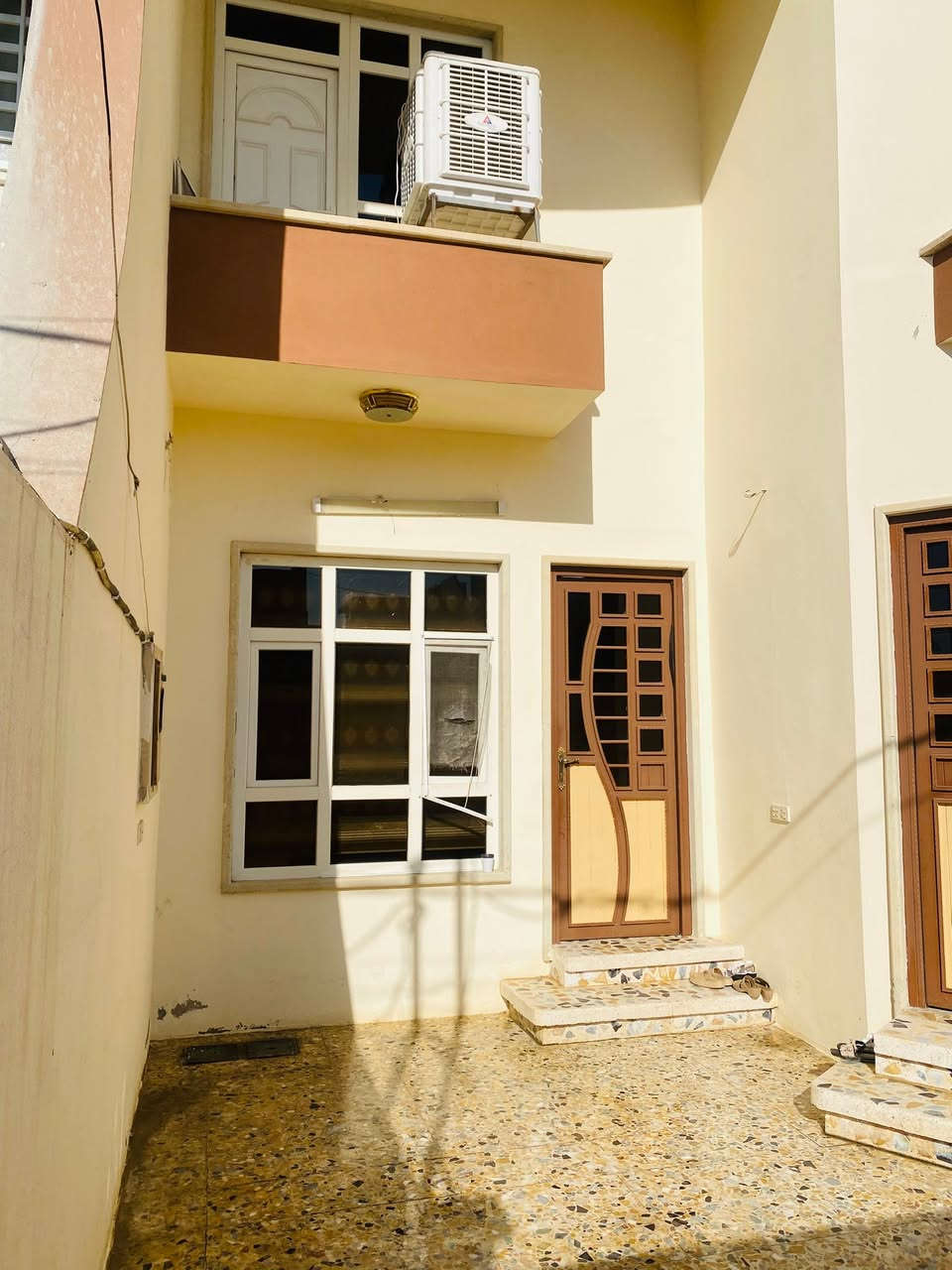 السلام عليكم للبيع بيت في حاوي الكنيسة مجمع المدينه المنوره
🔹مساحة البيت 160 واجهه 8 عمق 20 

🔹البيت مئسس نضام دكتات 

🔹نضام سبالت 

🔹الطابق الأول ستقبال مطبخ  غرفه طعام غرفه نوم 

🔹مناور ثنين وصحيات 

🔹الطابق الثاني 

🔹هول داخلي غرفتين نوم 

🔹بلكونات ثنين وصحيات ومخزن مونه 

🔹وسطح ناصي وسطح عالي 

بيت مرتب ومايعوزه كلشي 

للتواصل اتصل ***********
