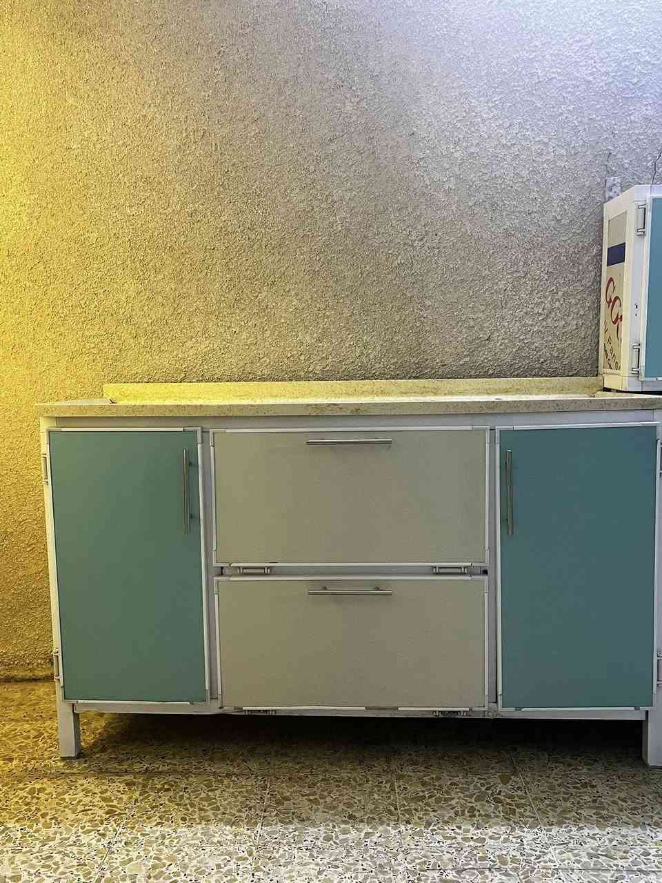 السلام عليكم كاونتر ثلاث قطع والسنك مرمر قياس الكاونتر مترين وقياس السنك متر ونص الكاونتر كلش جديد وتزكام سعره 300 الرقم ***********
