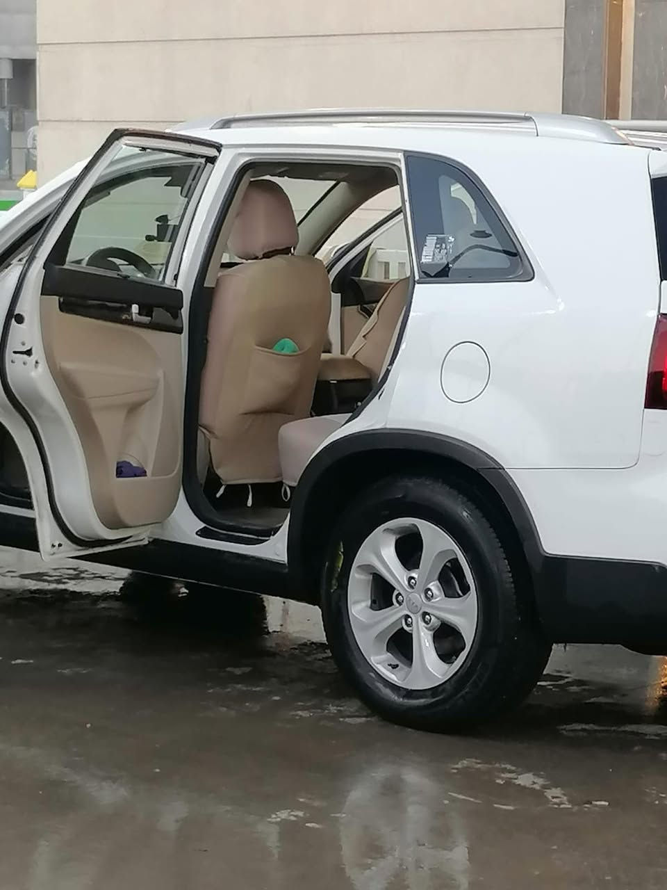 سورنتو خليجي السياره شوفة العين صبغ باب خلفي وطابوكة بالقماره والباقي كفاله بيه رصعات مبينه لا معدله ولا شي موديل 2014 السعر بلاش مكينه 2400 السعر 150 ماكو هيج سعر مكانه بغداد مدينة الصدر ***********
