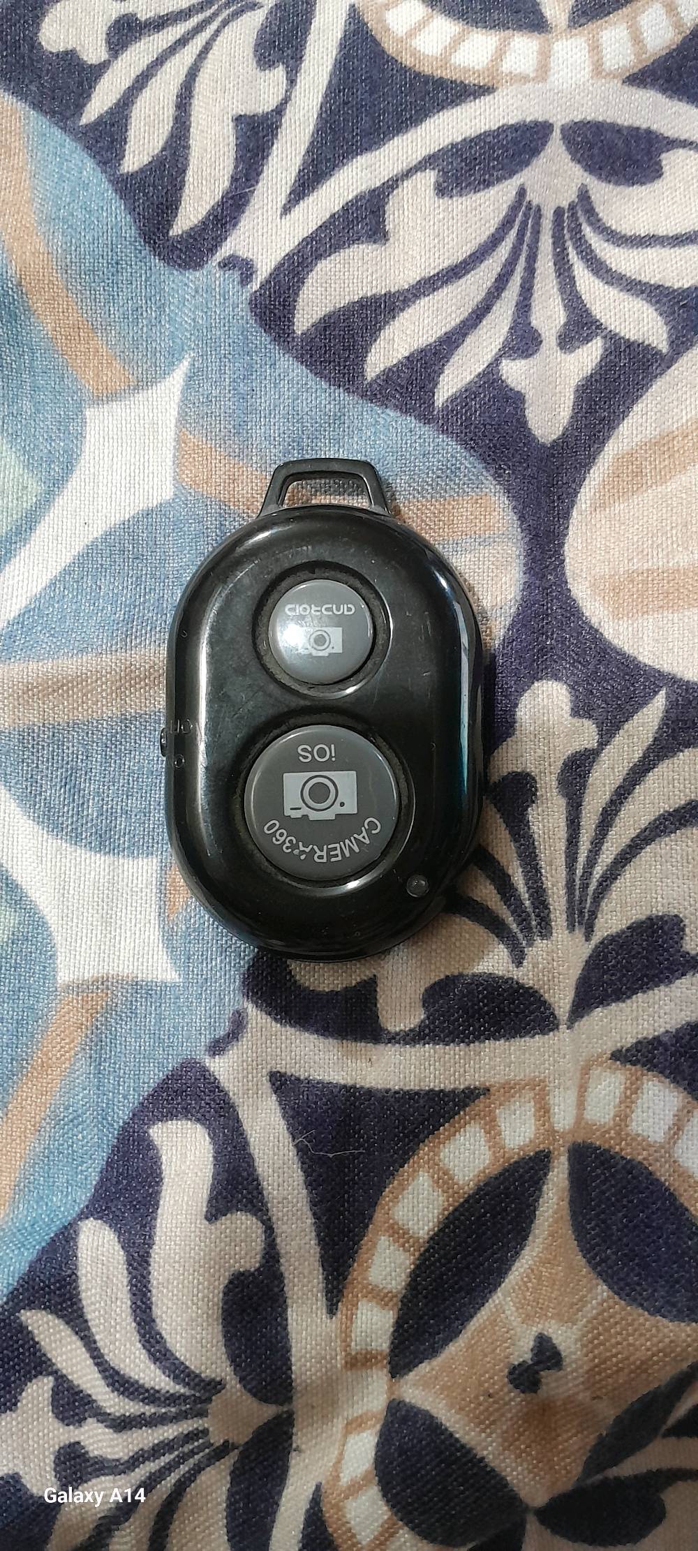 هذا ستاند حلقي ضوئي يحتوي على حامل ثلاثي القوائم قابل للتعديل مع ريموت للتحكم اللاسلكي. مثالي لتصوير الفيديوهات والأعمال الاحترافية مثل الماكياج والبث المباشر. الستاند مصنوع من مواد متينة ويقدم إضاءة متساوية لتجنب الظلال.