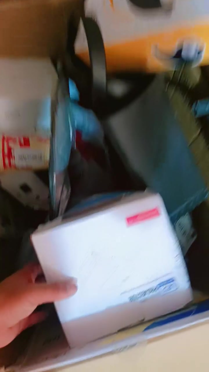 سلام عليكم عندي مزون غراض كله كتروني جهزه وملابس وحذيه جديد بيعهن شلعه جكلهوه سوك ل عنوان بغداد سبع قصور***********
