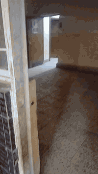 السلام عليكم دار للبيع المساحه 585 عواشه قرب شارع النادي اول فرع البيت يحتوي على 4 غرف اثنين بطابق الأرضي واثنين فوك حديقه جبيره تعتبر قطعه كامله كلشي موضح بالفيديو للاستفسار الاتصال على ***********
