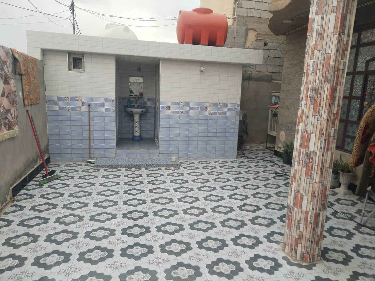 دار المساحة ٢٥٠ متر طابو صرف مجاور مدرسة ابو الاحرار بناء جيد جدا يتكون الدار من غرفتين نوم وصالة واستقبال ومطبخ وكراج سيارة للاستفسار الاتصال على الرقم *********** او مراجعة مكتب الديار شارع العلوة
