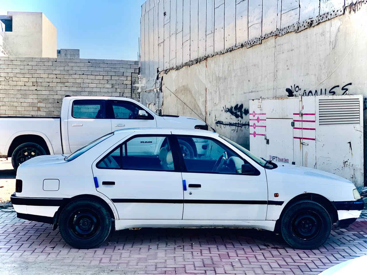 بيجو ايراني موديل 2009
كير و مەکینە بێ عيبە 
رقم و سەنەی تازەیە 
بیطاقەی بانزینی هەیە
تەبرید ساردی و گەرمی ئیشەکات
سعري ٣٦
 رقم موبايل
*********** كركوك, العراق
