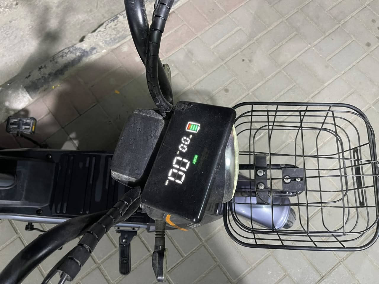 السلام عليكم بايسكل شحن للبيع بايسكل جديد ونضيف  الحجم الصغير  كل نقص مابي كامل كلشي شغال فول مواصفات تشغيل عن بعد ٢ بصمه ٢ سويج بطاريات نضيفات  مكاني كربلاء *********** السعر ٣٢٥ وبي مجال
