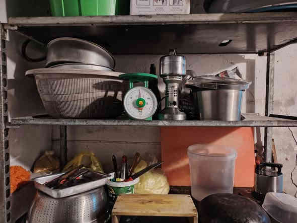 اغراض مطعم نظيفة للبيع مكاني بغداد الحرية *********** بي واتساب
