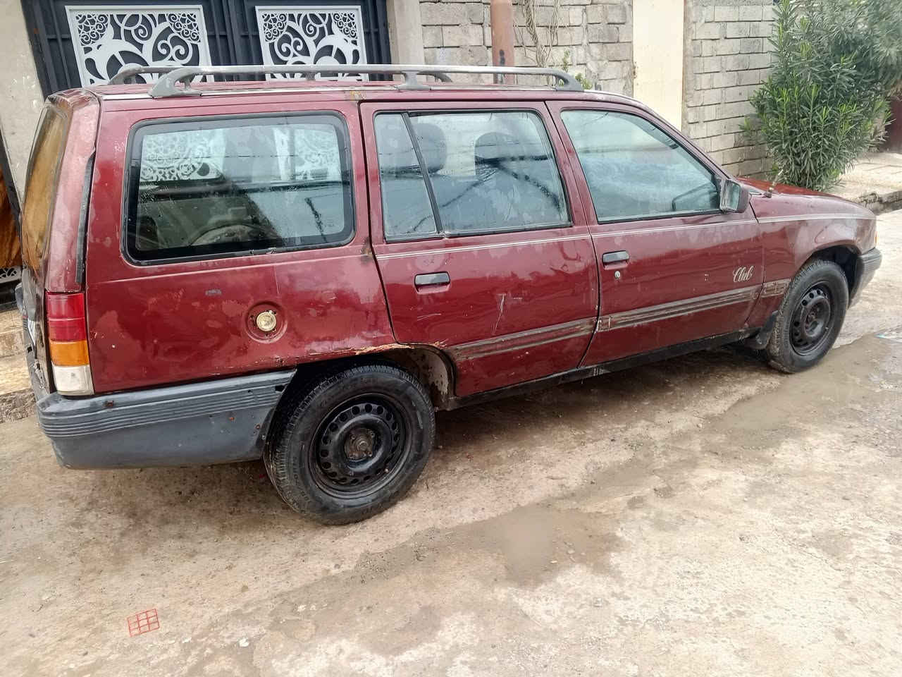 السلام عليكم سياره كاديت محرك وكير مال كصه شرط طخم تاير نضيف تغليف داخل جديد رقم انكليزي شرط الوكالة والتحويل السعر 20 وبيها مجال الرقم *********** واتساب
