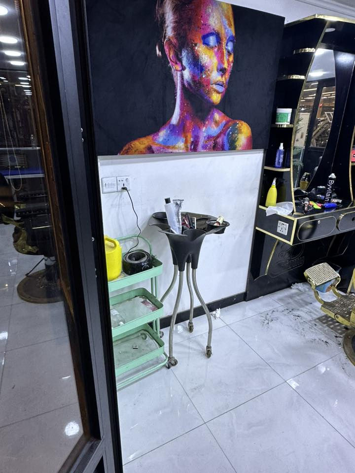 السلام عليكم غراض محل حلاقة للبيع نسبة نضافتهم ٩٥ بالمية كراسي قاعدة مربعة ومرايات وسدية  وجهاز هايروفيشل وبخار ونواعم كلمن وسعرة مكانة بغداد الجديد ***********
