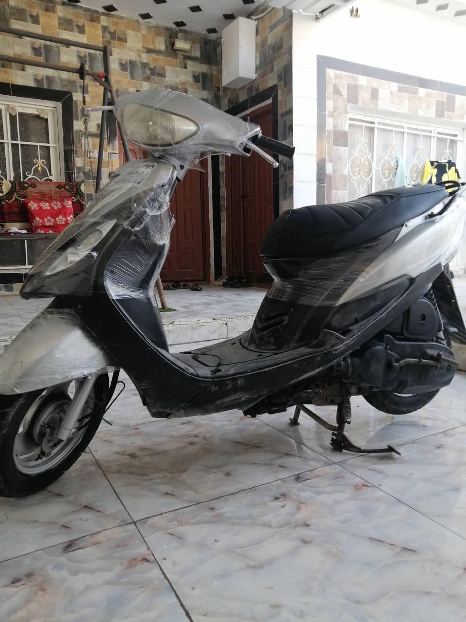 السلام عليكم
ماكس منغولي رمبه كفاله عامه ما مفتوحه 
دراجه كله بلاد اكفله من ناحيه كلشي
الكفرات
الكابريتر
الكلجات
كلشي بدراجه بلاد + لايت زنون عالي اصلي
دراجه كامله مكمله دهن امزويل الأصلي
عليه ملاحضات بسيطه
 دكمه سلف ودكمه اشاير مع العلم السلف والأشاير شغالات عوزهن دكمه
 ب٧٧٥ مو سعره بس دراجه مستعجل عليهه حيل
***********
مكاني سماوه
