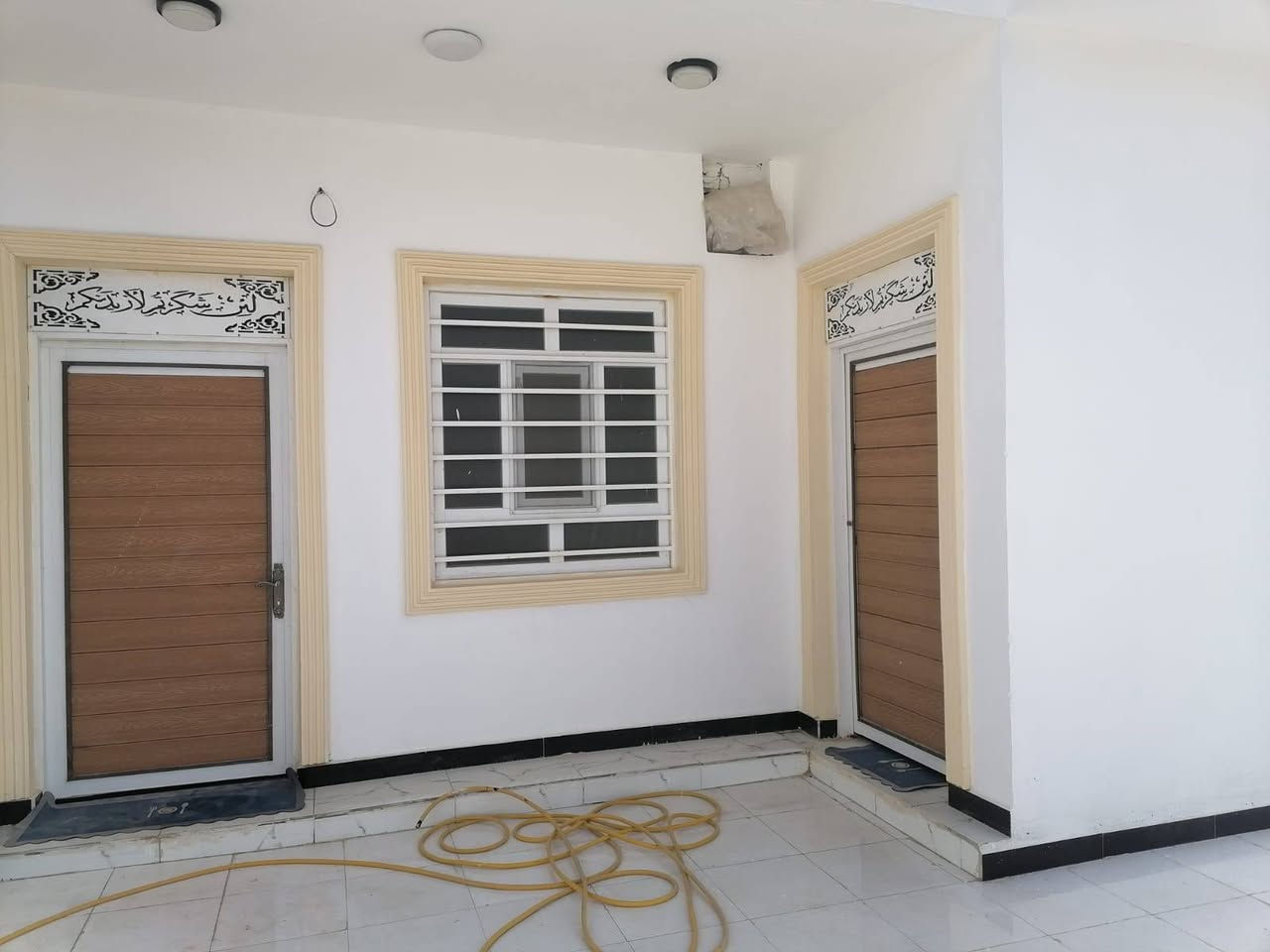 🏡 دار سكن للبيع – زراعي (سند 25)
📍 الموقع: حي الثقافي – البوصالح
📍خلف مطعم حياوي 

📐 المساحة: 190 متر
📏 الواجهة: 9 متر

🔹 تفاصيل الدار:

🔹️طابق واحد
🔹️بناء حديث مسلح كونكريت
🔹️غرف نوم عدد 2 
🔹️استقبال
🔹️صالة
🔹️مطبخ
🔹️مجموعات صحية داخلية وخارجية
🔹️🚗 بارك سيارة

✨ موقع هادئ ومناسب للسكن
✅️ كافة الخدمات  مجاري__ماء __كهرباء

للأستسفار مراسلة الصفحة 
أو الاتصال ع الارقام الآتية 
***********
***********
