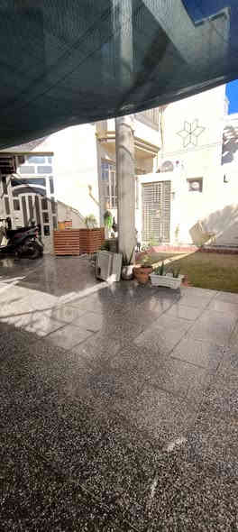 بيت 300 متر ... يباع كامل او قطع 125 او 175 حسب الرغبة ... واجهة 12 نزال 25 .. في منطقة جكوك على شارع 20 متر جهة الكاظمية ... يحتوي على 4 غرف نوم... صالة كبيرة ... هول... مطبخ وهول داخلي... مناور اثنين وحديقة وكراج ومخزن في السطح... بيت جديد جدا وكامل الخدمات

سعر المتر 3 مليون وقابل للتفاوض

***********
