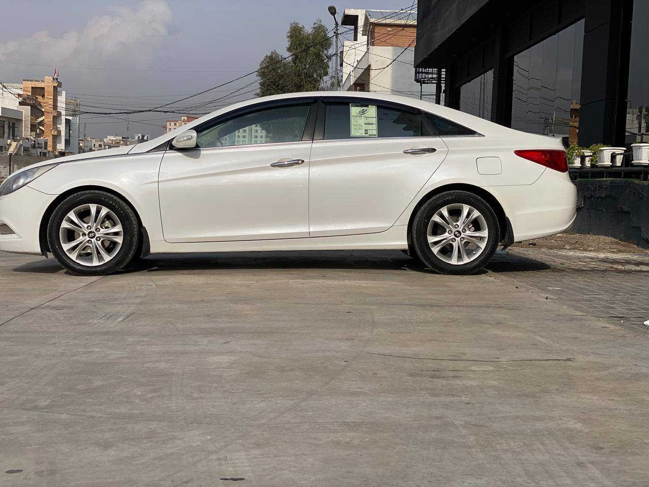 🚗 للبيع هونداي سوناتا موديل 2012
خليجيه وكاله البخيت 
📍 مكان السيارة:  / #السليمانيه 
📞 للتواصل: *********** واتساب متوفر 
🛠️ المحرك: 4 سلندر 2400cc دوش 
⚠️ مكفول كفاله عامه
• كير ومحرك على وضع الشركة 
📌 تفاصيل إضافية: مري شفط 
تبريد خلفي شاشا كامره حساس 
• وارد خليجي مضلع
• رقم السيارة السليمانية الدولي الجديد
• لون السيارة أبيض صدفي 
• السيارة تحويل مباشر
• السنوية جديدة لغاية 2027
