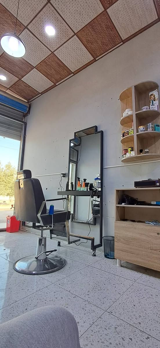مرايات عدد 2
سعر الوحده 160 الف 
رف وميز سعره 125 الف 
الكرسي جديد سعره 175 الف هاذه الحديد مالته 450 

رقمي *********** واتساب وبلفيس متواجد
