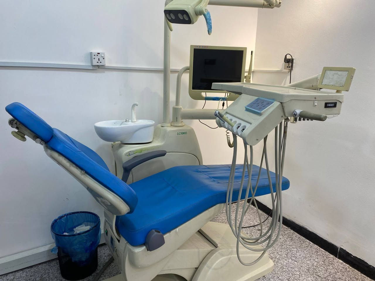 السلام عليكم مكلف بالنشر..
عيادة متكامله للبيع تشمل:
1.جير  اسنان عدد 2 (واحد اخو الجديد مصارله كم شهر والاخر مستعمل )
2. تبريد  عدد 2 (tosot and general)
3.كراسي استراحه مراجعين جلد عدد 1 وكرسي مفرد جلد عدد 2
4.قطع كاونتر للمستلزمات الطبيه عدد 2
5.ثلاجه منضديه 
6. Autoclave 
7. Portable xray
8.lightcure
9.endomotor
10.جهاز تقطير الماء
11.كومبريسر
وتشمل ايضا على مواد اسنان كامله من هاندبيس وايرموتور وكافه المواد الاساسيه بالعياده المكان بغداد للتواصل  الاتصال على الرقم 
***********
