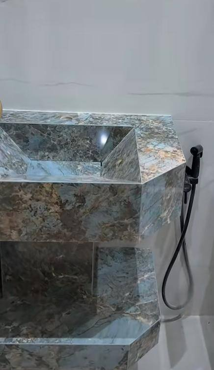 ✨ مغاسل بورسلين فاخرة... جودة تدوم وأناقة تميز مكانك ✨

🔹 تبحث عن مغسلة بتصميم عصري وجودة عالية؟
ننفذ لك أي تصميم يخطر ببالك بأفضل الخامات وأدق التشطيبات.

✅ بورسلين عالي الجودة مقاوم للرطوبة والخدوش
✅ سهل التنظيف ومناسب للاستخدام اليومي
✅ تنفيذ حسب الطلب وبمختلف المقاسات والتصاميم
✅ تجهيز المطابخ والحمامات والمحلات التجارية
✅ تجهيز المجمعات السكنية والمشاريع الاستثمارية
✅ نوفر جميع المحلات الإنشائية بالجملة بأسعار منافسة

🎁 خصومات خاصة للطلبات بكميات وأكثر من قطعة

🛠️ متوفر مع المغسلة:
✔️ خلاط درجة أولى (اختياري حسب الطلب)
✔️ قواعد رفع وبراغي تثبيت
✔️ صوندة تصريف كبسة درجة أولى

🚛 كادر متخصص للشد والنقل والتركيب
🚚 توصيل إلى جميع محافظات العراق

💎 جودة مضمونة وأسعار مناسبة للجملة والمفرد

📞 للحجز والاستفسار:
***********

📲 راسلنا الآن واحصل على عرض السعر المناسب لمشروعك.
