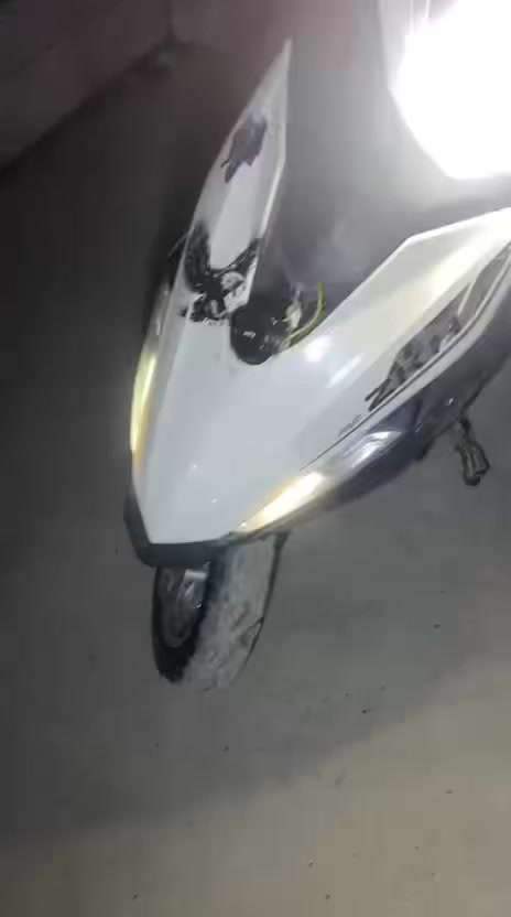 السلام عليكم دراجه ماكس مضلع حديث كلشي شغال بيها
اشاير يمنه يسره لون ازرق 
كلوب لونين اصفر وثلجي 
بكلايت الوره شغال 
عدادها 120
دراجه بيها دخانه مو كلش قويه 
نكره سلف 
العنوان بغداد الغزاليه 
الرقم 
***********
السعر300وبيه مجال حك الطيبين
