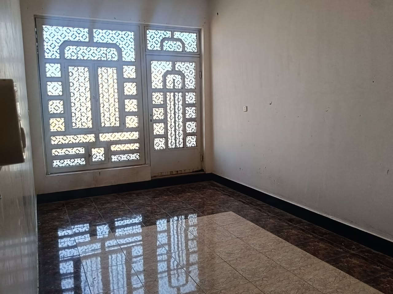 بيت لايجار بجغفي الثانيه ٤غرف نوم وحده جوه و٣فوك ومطبخ واستقبال وصاله مساحه ١٥٠متر بمربع الذهبي ع تبليط مقابيل مدرسه جبل عرفه قريب ع جامع فاطمه ورا اسواق السند كل خدمات قريبه عليه 
بدل ايجار ٤٥٠قفل 

***********
