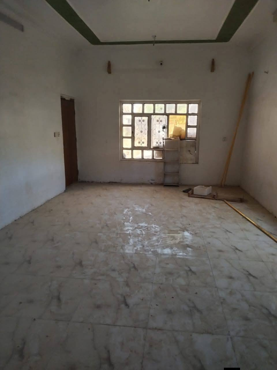 بيت بناء وسط للبيع أو مراوس  مساحه البيت ٨٥٠متر واقع حال ٩٥٠م طريق بغداد عمود ٦٠ يبعد ٥كيلو و ٨دقايق بالسيارة عن الامام و ٥٠٠متر عن الشارع العام واجهه ٢٠ البيت ركن سند ٢٥ مقابيل جامعة الزهراء سايد الدخول مقابيل محل علاء متعب يحتوي على ٣غرف نوم استقبال صاله مطبخ صحيات 
للعلم البيت حاليا مؤجر
‪***********‬‏
