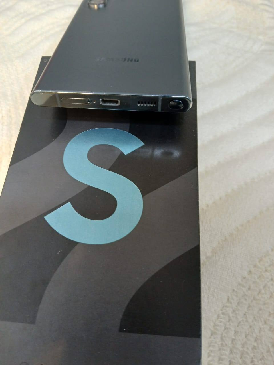 السلام عليكم 

1 الترا s22 
2 جهاززز نضيف كلش 
3 ذاكره 256 
4 وتر بروف 
5 خطين 
6 شرق اوسط 
7 كامل ملحقات معه كفرين هديه 
8 جهاز يوجد معه قلم 
9 لون زيتوني 
10 سماعات ثنين  
رقم الهاتف *********** 
سعر 600 وبي مجال
