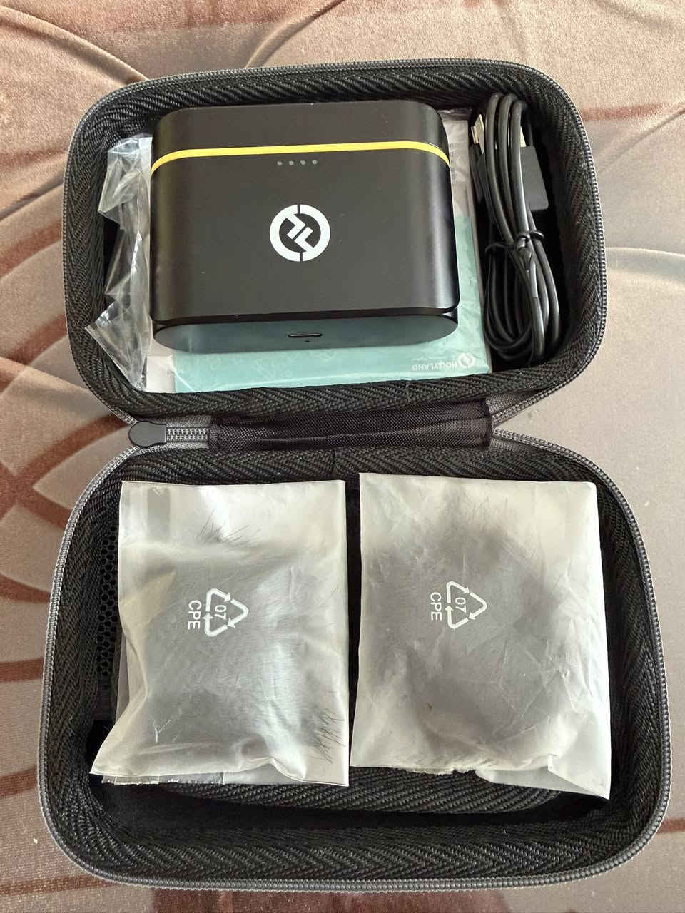 للبيع مستعمل نضيف جدا مستعمل ايام 
***********
***********
Neck mic Hollyland Lark -M2  يسجل صوت بجودة 48kHz / 24-bitاحترافية.  ￼
• مدى الاتصال يصل إلى 300 متر في خط رؤية مباشر.  ￼
 • يعمل حتى 10 ساعات تشغيل والعلبة تعطي إجمالي حوالي 40 ساعة.  ￼
 • فيه تقنية إلغاء الضوضاء البيئة (ENC) لتنقية الصوت.  ￼
 • يدعم التوصيل مع:
 • iPhone (Lightning)
 • Android (USB-C)
 • كاميرات DSLR عبر 3.5mm
