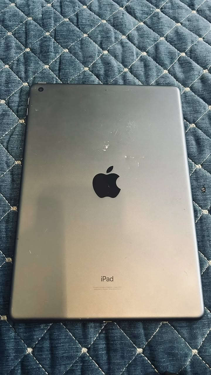 السلام عليكم ايباد ٩ نضيف بي ضربه خفيفه كلش بضهر متاثر ذاكره٦٤ بطاريه ماعرف شكد مفاحصه بس الابباد استعماله قليل جدا المكان الصابيات قرب جسر الدوار السعر ٢٥٠ الكارتون والكفر ويا السعر ٢٥٠ ***********
