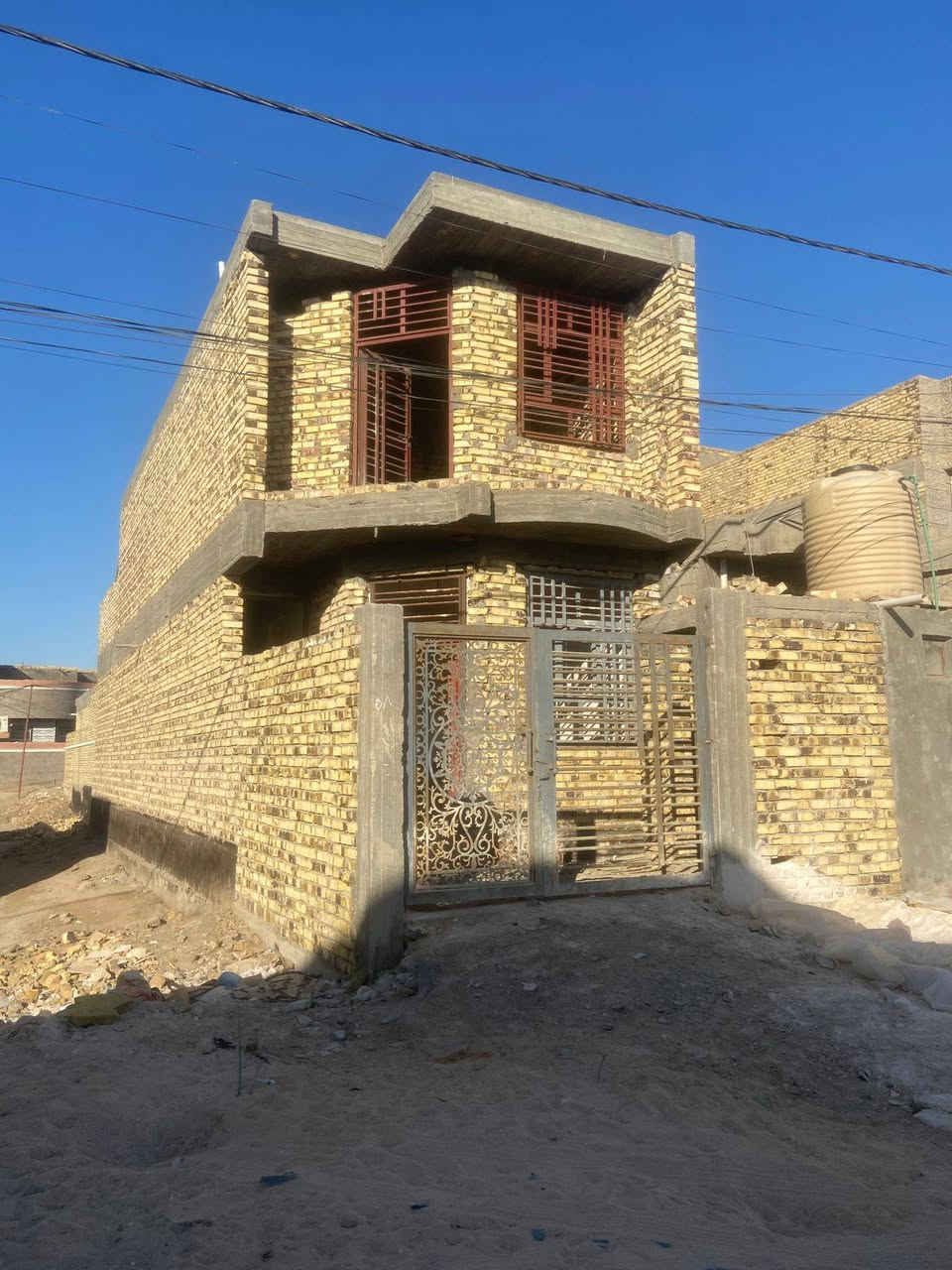 سلام عليكم بيت واجهة ٥ نزال ٢٣ متر طابق الأول  كهرباء ماء مجاري كاملات سيراميك مطبخ   وصحيات وملبوخ جص مثل ما موضح بل فيديو قريب عنوان ساده ابو خطه حي النصر الفرع الي مقابيل الملعب الجديد ٦٠ وبي مجال قليل *********** كله بناء درجه اولى ول بورسلين ويا هم
