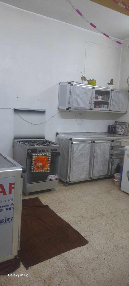 السلام عليكم دار البيع المساحه 200 متر طابو زهور شرط التحويل يتكون من خمس غرف نوم و الطابق الاول استقبال هول كبير وغرف نوم عدد 2 ومشتملات طابق ثاني غرف عدد 3 ومطبخ ومشتملات وسطح ناصي وسطح عالي الدار بسعر الارض   123 بي مجال الاستفسار اتصال عل رقم ***********   مكان البيت حي البكر قرب تيم مارت
