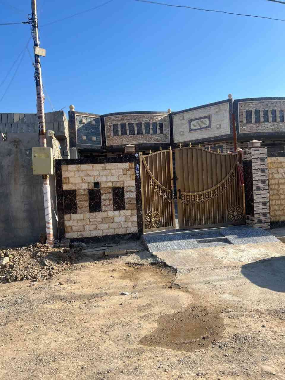 بيت للبيع مساحة لبيت ٣٣٨متريتكون لبيت من غرفتين نوم صلة استقبال او مطبخ حراري او بارد صحيات داخل او خارج موقع لبيت خلف مطعم درع ابو لمشويات ستفسار على هذا رقم الهاتف ***********
