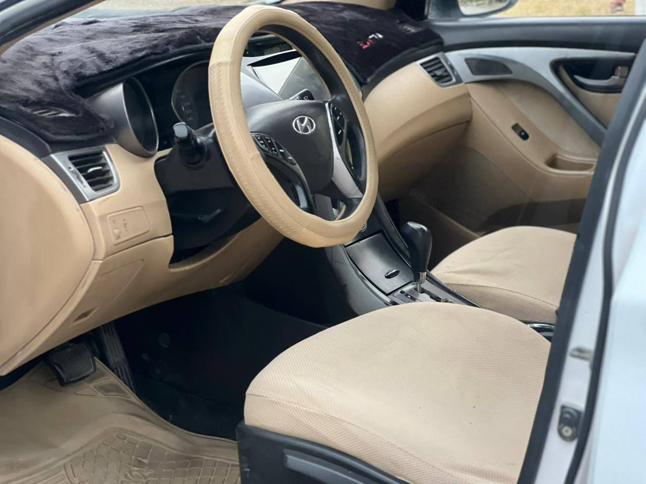 السلام عليكم للبيع هونداي النتر مديل 2014 وارد خليجي بيه صبغ جماليه فقط مكينه كير حداديه تخم تاير تبريد ثلج السعر 86 المواصفات فتحت صقف تحكم استيرن شاشه جبيره حساسات خلفيه مشروع وطني تحويل ثاني يوم رعيه جاري  السياره جديده وجاهزه من كلشي مكينه 1800 دوش مكان السياره كربلاء الستفسار اكثر عل رقم ***********
