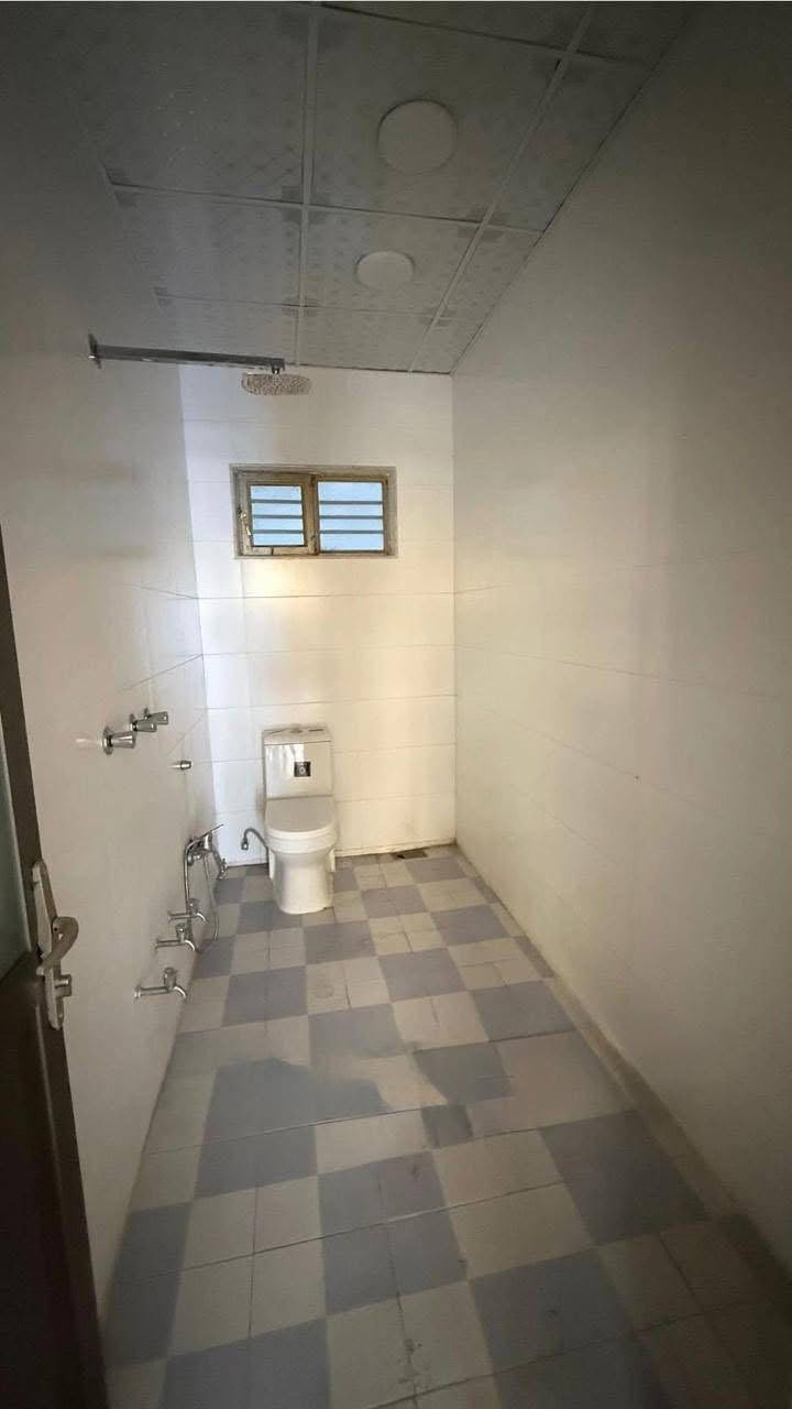 بيت 75م للبيع شارع الكنيسة / منطقة حي البنوك
محلة 319 قرب الشارع العام 
بناء حديث 2025
 واجهـة 6م * نزال 12٫5م
يحتوي على 
الطابق الارضي 
( مدخل استقبال منفصل ) 
 مطبخ 
+ منـور 
+ حمام + غرفة منام
الطابق الاول 
3غرف نوم مع خدمات
الطابق الثاني 
بيتونه كبيره تنفع مخزن + سطحين امامي وخلفي كبيرين 

للاستفسار الاتصال بالرقم او مراجعة مكتب الجوهرة للوساطة العقارية الكائن في شارع الكنيسة 
***********
