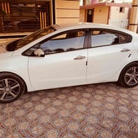 كيا سيراتوا ابيض مكفوله من الصبغ بيهة بارد بالجاملغ الامامي جهة السائق...