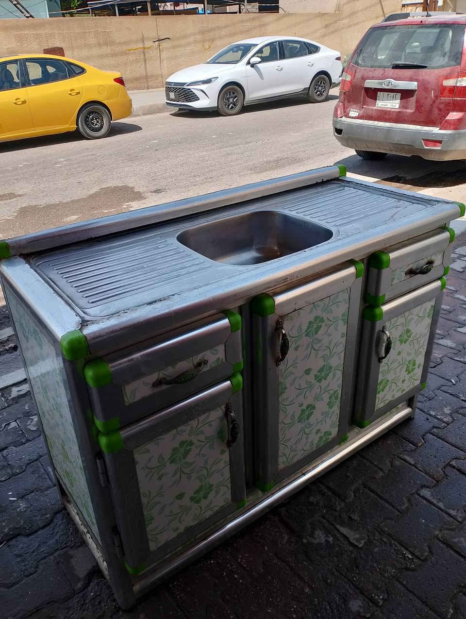 سلام عليكم كاونتر مترين ونصف+سنكي متر مربع 3قطع مستعمل نضيف جداً السعر 275 حي العسكري العابد مقابل مستوصف تصال ***********او***********
