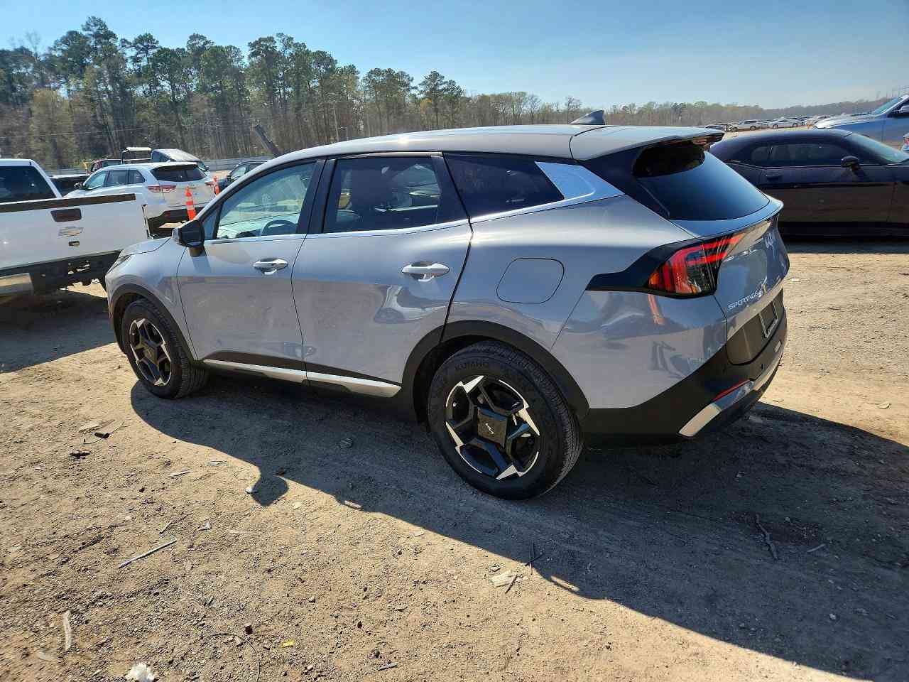 #أعـــلان_مــــــــــزاد #مكتب_بوابة_دبي
سعر نقل مخفض الى جميع الموانئ
ـ نوع السيارة : 2026 KIA SPORTAGE EX
ـ تاريخ المزايدة : 20/3/2026 الساعة 5:00 مساء 
ـ السعر : حسب تاريخ المزايدة المذكور أعلاه: 550$ دولار 
ـ الضرر والمواصفات : حسب الصور المرفقة
-جميع السيارات الهايبرد الكهرباء معفي
من الكمرك الضريبة والرقم مجاناً
ملاحـــظــة .. السيارات المعروضة داخل الصفحة هي مجرد نماذج بسيطة للمزاد
وللمزيد من المعلومات الحضور الساعة الرابعة عصرا الى مقر الشركة الكائن في:
شارع الحزام الاخضر المدينة المايئة- مقابيل حي العدالة #النجف_الاشرف
المكتب ***********
زيد الطفيلي***********
عبد الله الزاملي***********
للانضمام لكروب الواتساب اضغط ع رابط
https://chat.whatsapp.com/HEg5DTFOYCnFPwSoSvOuuq
