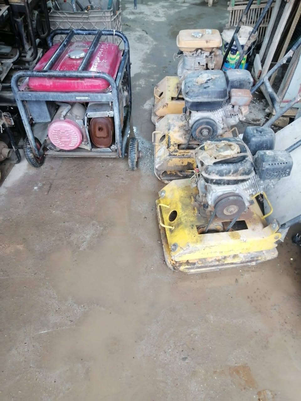 سكله للبيع كامله مكاني نجف كوفه شارع عبد عال ***********
كساره 4

حادلات 3 

15 عربانه

38 قفص 

9 كوسرات 

12 درين

درج مثلث 2 

درج كهربائي 1

8 مولدات 

1 مولده 5كيفي تشتغل مكينه لحيم

22 برميل  6 ليلون مال ماي 

كتر كص 

هزاز 

غطاس ماي سحب ويه صوندات

مسطره بناء 5 

منجلايقات زوج مهات 3 

لوحات خشب  جدد 15  وحده 

قزمات 3

جاكوج 4 

كراكه 7 

هيم 5

كمبريسر1

مكينه لحيم 1
