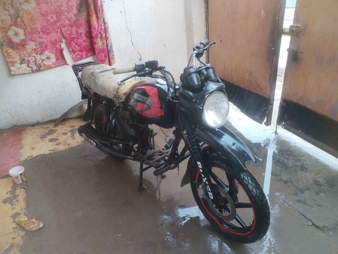 سلام عليكم اخوان دراجة بوكسر كاملة كهربائيات كلهة شغالة تايرات جدد صالنصة جديدة دبلات جدد كابريتر جديدة گيجات لايت تايرات جدد باتري جديد جوزة جديدة نقصهة محرك فقط دراجة بدون اوراق اكفلهة من السرقة السعر 225  بيهة مجال بسيط ***********بغداد ابو غريب الحصوة
