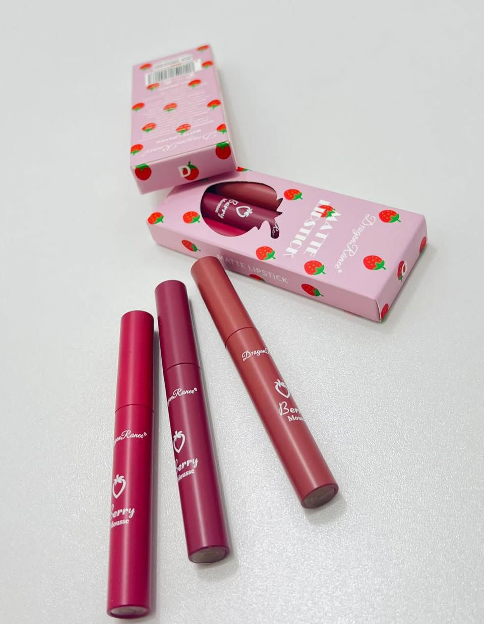 دلّلي شفايفچ بمجموعة أحمر الشفاه المطفّي بقوام الموس الناعم 🤍
ألوان ثابتة، ملمس مخملي، وإحساس خفيف كأنچ ما حاطة شي!
💋 ليش راح تعشقينها؟ ✔️ قوام Berry Mousse ناعم وسلس على الشفاه
✔️ مظهر مطفّي أنيق بدون تشقق أو جفاف
✔️ ثلاث درجات مختلفة تناسب كل الإطلالات
✔️ ثبات حلو يدوم ويخلي شفايفچ جذابة طول اليوم
✔️ حجم عملي – كل علبة تحتوي 3 قطع (5غم لكل واحدة)
✨ من لوك ناعم إلى جريء… كلهم بعلبة وحدة
اختاري اللون، وخلي شفايفچ تحچي عنك 💖

السعر 4


**إذا كنت صاحب هذا الإعلان وتريد حذفه لأي سبب، رجاءا أرسل رسالة إلى الدعم الفني**