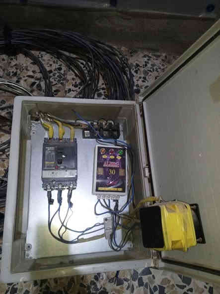 سلام عليكم جنج مع قاطع دوره مع جهاز امبيريه مع كيبل اربع خطوط وبي تحويل ‏‪***********‬‏
