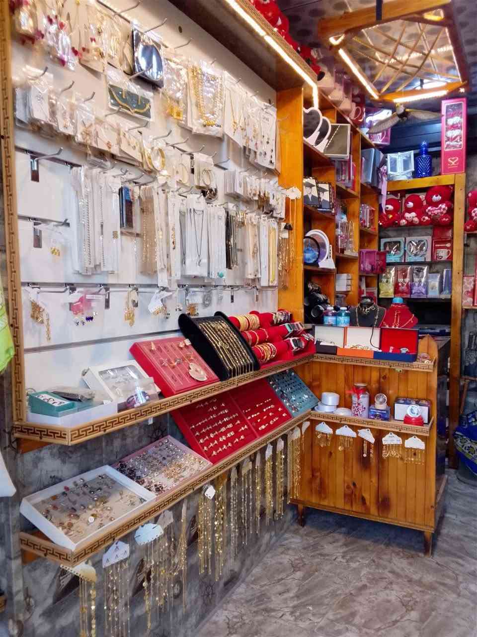 السلام عليكم 
بضاعة هدايا واكسسوارات للبيع بسعر الجمله أرباحها خير من الله وشايف خيرها الياخذها 
للاستفسار ***********
