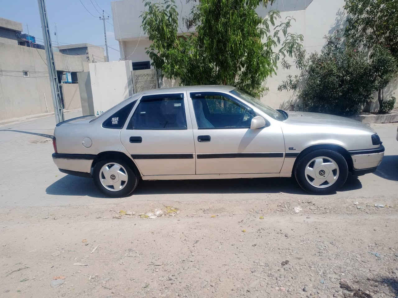 اوبل فيكترا موديل 92 رقم كركوك مشروع وطني لغاية 2031 محرك وكير وصدر شرط تخم تاير جديد كهربائيات كلها شغاله سعرها 40 ورقه بدون ضربه بدون خياس كلها على البلاد مكان السياره كركوك ***********
