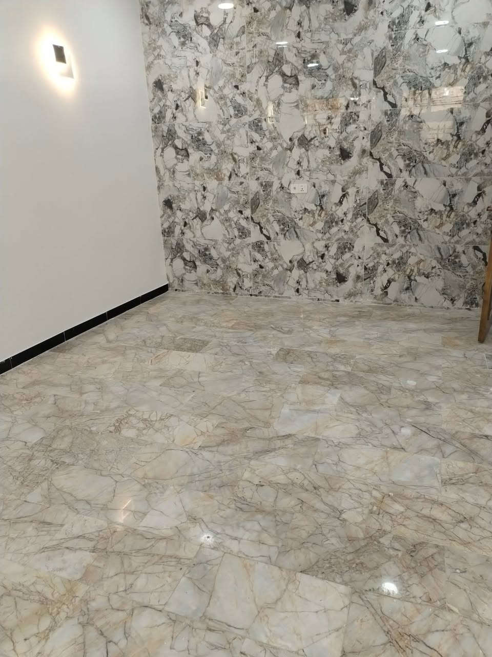 السلام عليكم للبيع بيتان مساحه الكل واحد منهم 100 متر واجهه 5 نزال 20 في منطقه الامين الثانيه قرب جامع الرسول طابو صرف يتكون من مدخلين ثلاث غرف نوم زائد وحدتين صحيات والتفاصيل الاخرى موضحه في الصور للاستفسار ***********
