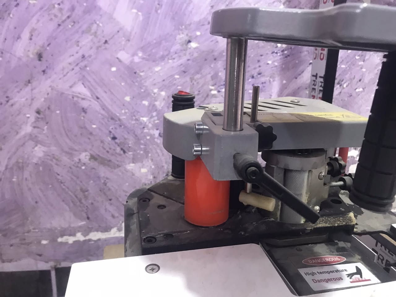 السلام عليكم مكينه لاصق شريط يدوي مستخدم قليل كلش سعره 175 بغداد ألشعب ***********
