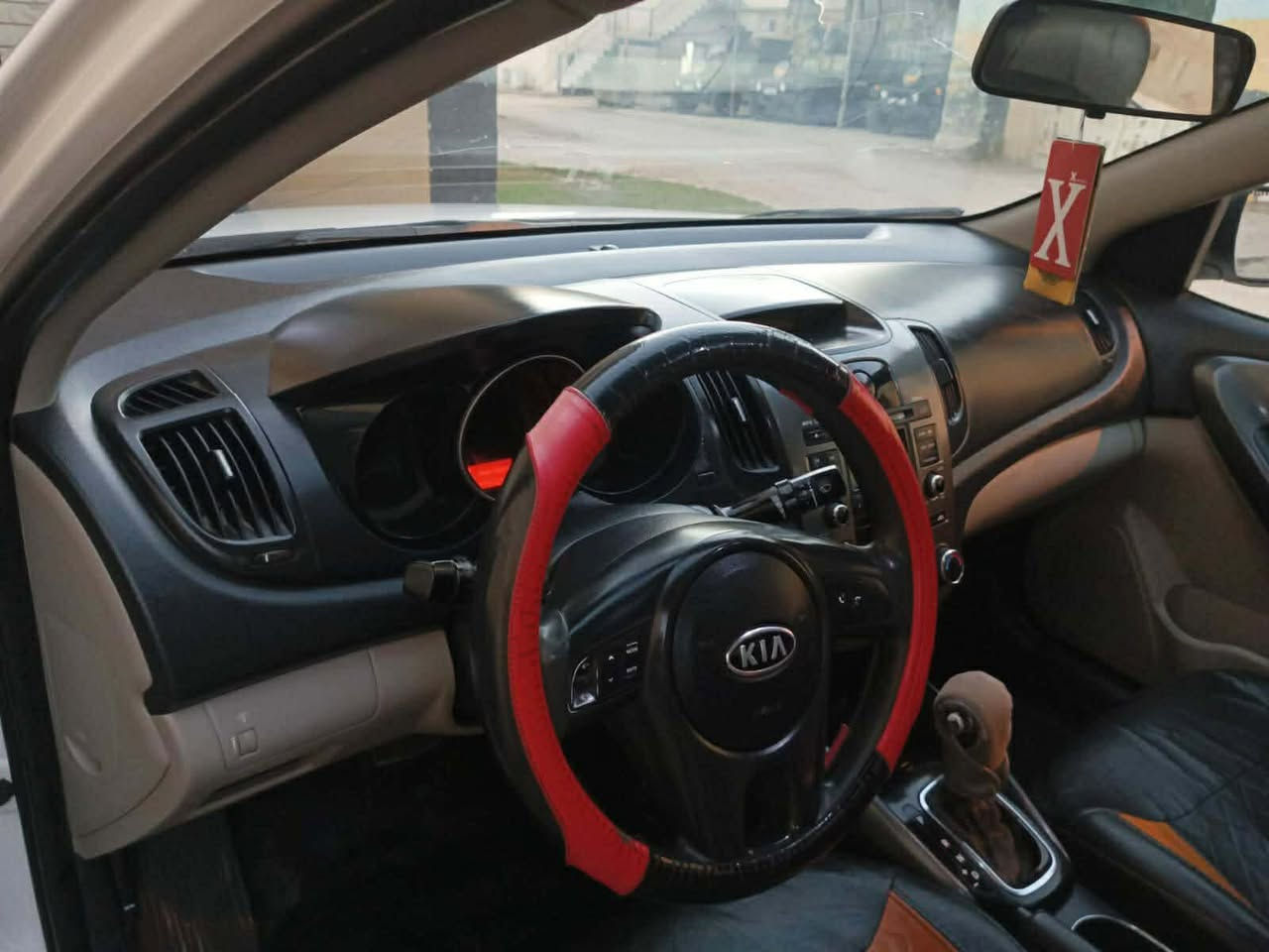 سلام عليكم شباب سيراتو موديل ١٣ كفاله بيه شبر فقط صبغ بل باب  جاهزه للأخير  تخم تاير سياره خليجيه بيه وكاله تريد تحويل مباشر   سعره ١١٤ بيه مجال. الاستفسار  *********** سونار موجود.
