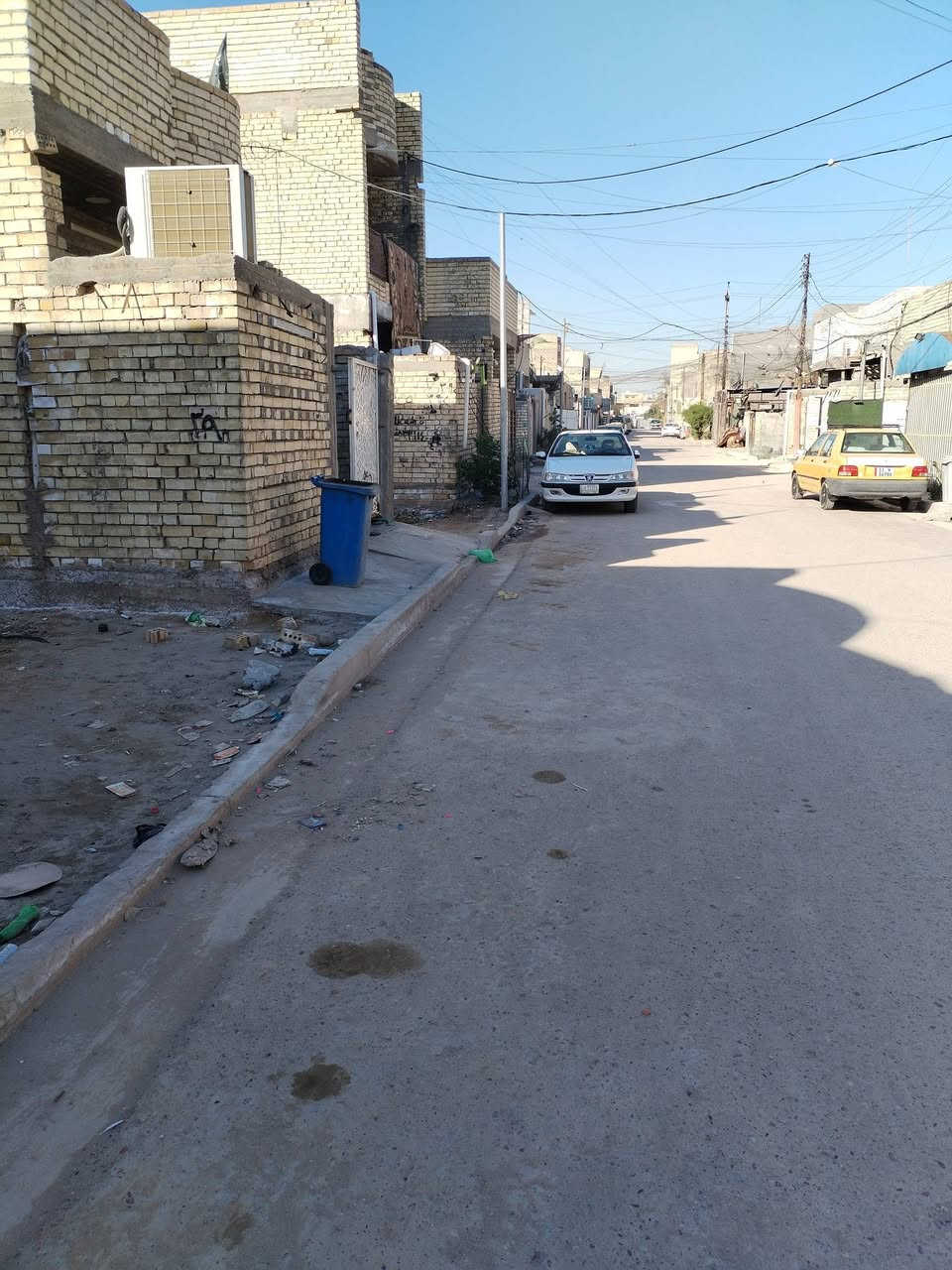 سلام عليكم قطعة ارض 100م للبيع بنهايت اربع شوارع شارع المخبز الفرع السابع كامله خدمات ماء مجاري تبليط شوارع عشره متر ساحب بداخل القطعه ماء ومجاري ومدفونه وجاهزه للبناء غير متواجد عل فيس اتصل ***********
