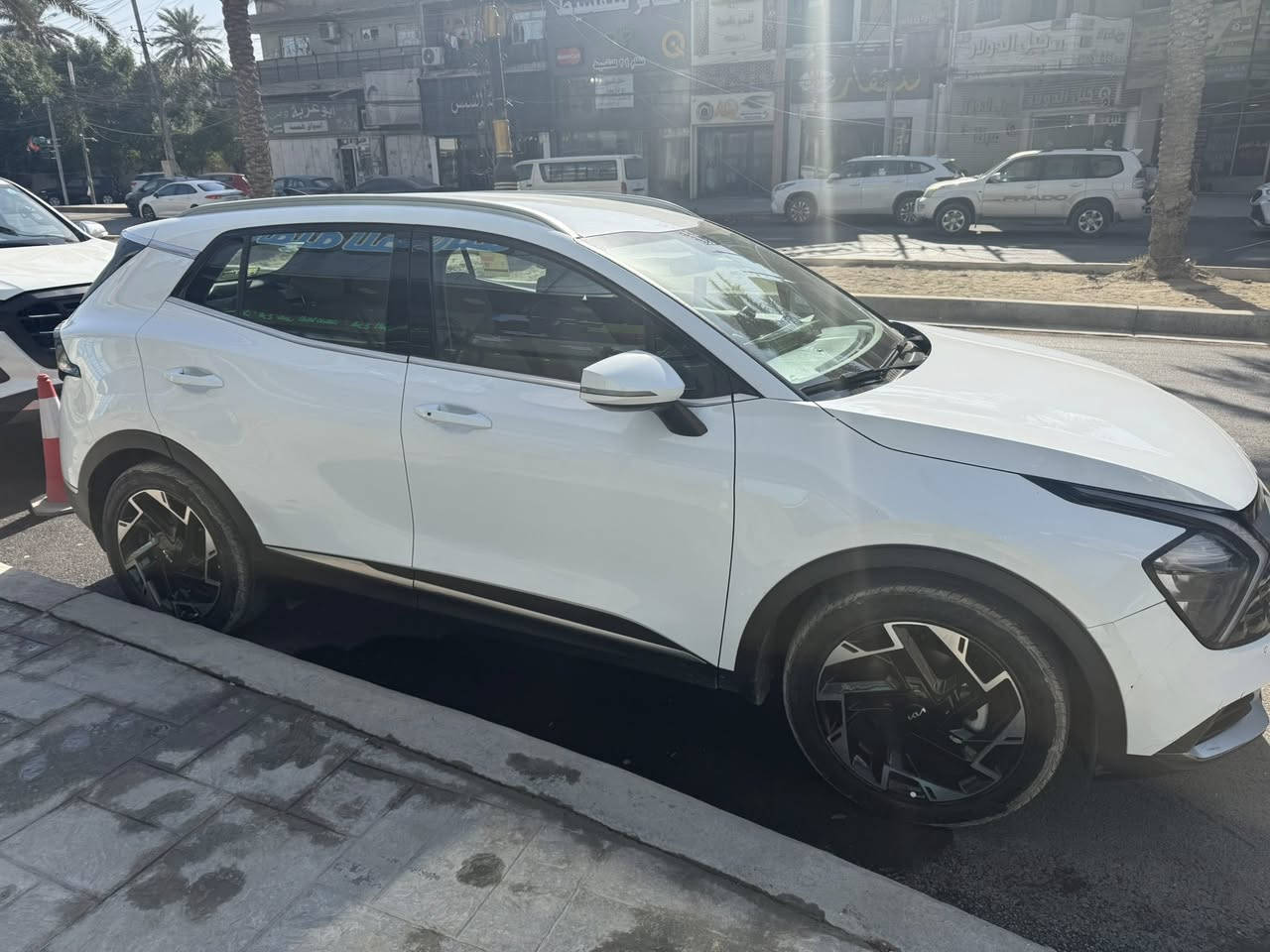 سلام عليكم
سبورتاج خليجي موديل 2024 

مواصفات فول قمارة حديد 

صندوق كهرباء 

اربع حساسات اماميه 

اربع حساسات خلفية 

رادار

كراسي السايق والراكب بصف السايق كهرباء 

تدفئة بالمقاعد الامامية 

تدفئة ستيرن 

شفتات سرعة 

مانع انزلاق 

اوتو هولد 

هاند بريك دكمة 

اربع وضعيات قيادة 

اوتو هولد 

تبريد قطعتين 

شاشات رقمية 

بصمة عدد 2

وباقي المواصفات المعروفة ماشية 63 الف وبيها بارد قليل يم الايت الامامي كد نص شبر حسب السونار المرفق مع الصورة ورايدها 220 وبيها مجال للاستفسار ***********
