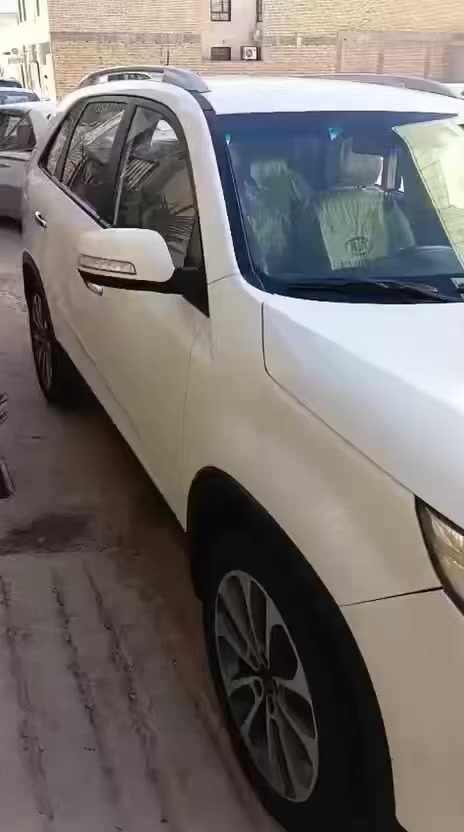 🚗 كيا سورينتو 2015 - للبيع خليجي 🚗 سنوية بسمي
المواصفات العامة:
المحرك: 6 سلندر (V6) - عزم وقوة ممتازة.
السعة: 7 راكب (ثلاثة صفوف كراسي).
المواصفات: فول مواصفات (ما عدا الفتحة).
الإضافات: بصمة تشغيل وأبواب، مرايات شفط، شاشة ترحيب.
 (تخم تاير) جديد.
الحدادية: جديدة وجاهزة (لا تحتاج أي مصاريف).
صبغ في الباب خلف جهة العبري (خلف الراكب).
تعديل بسيط في خشم البنيد
باقي السيارة مكفولة من الصبغ والضرر السعر (190)رقم الهاتف ‭0781 244 3392‬و ‭0777 517 0665‬
